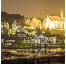 Nachtansicht einer Stadt mit Kirche und Häusern