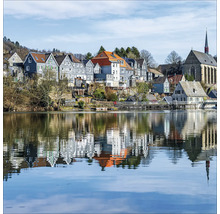 Ansicht einer Stadt am See mit Spiegelungen im Wasser