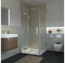 Badezimmer mit Duschkabine, Waschtisch und Toilette.