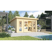 Holzgartenhaus mit Fenstern und Doppeltür in einem gestalteten Garten
