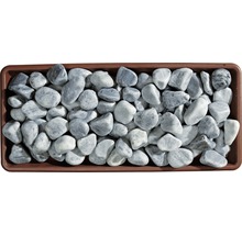 Dekorsteine aus Marmor im Pflanzgefäß