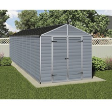 Gartenszene mit Gerätehaus aus Kunststoff auf Rasenfläche