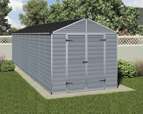 Gartenszene mit Gerätehaus aus Kunststoff auf Rasenfläche