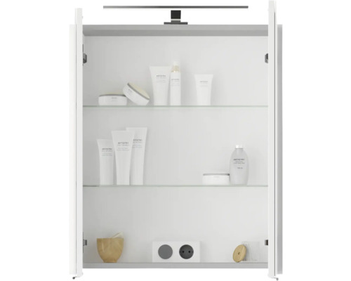 Geöffneter Spiegelschrank mit Glasablagen, Kosmetikprodukten und Steckdose