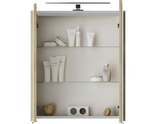 Offener Spiegelschrank mit Glasböden und verschiedenen Kosmetikprodukten