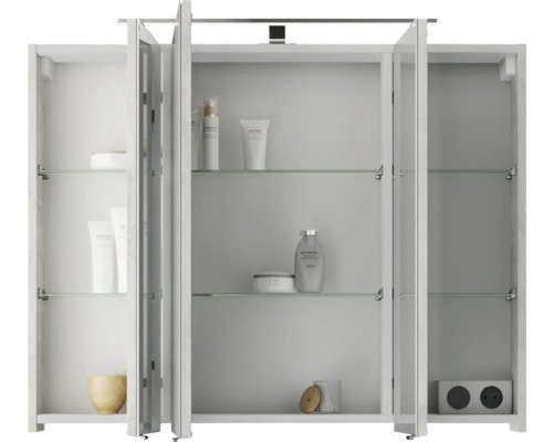 Geöffneter Spiegelschrank mit Glasböden und Badartikeln