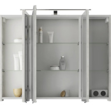 Offener Spiegelschrank mit Glasablagen und Kosmetikprodukten