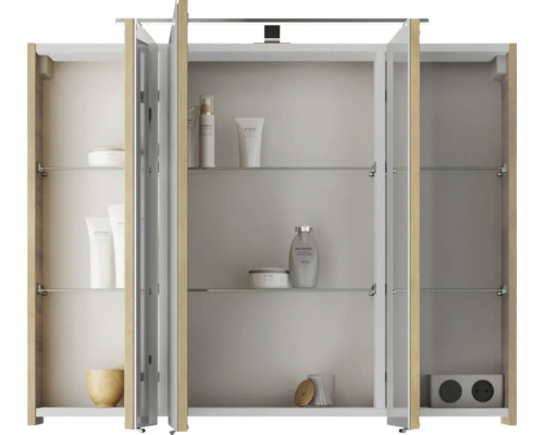 Offener Spiegelschrank mit Glasablagen zur Badezimmeraufbewahrung