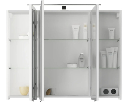 Offener Spiegelschrank mit Glasböden und Kosmetikprodukten