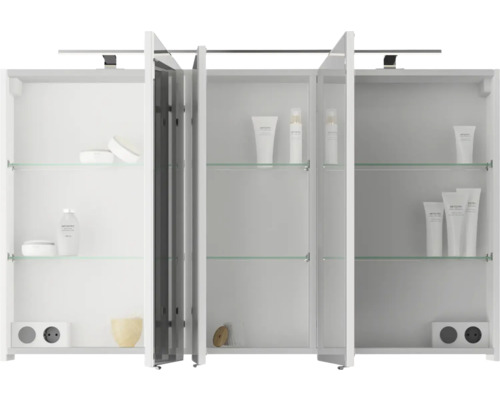 Geöffneter Spiegelschrank mit Glasböden und Kosmetikprodukten