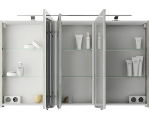 Offener dreitüriger Spiegelschrank mit Glasablagen und Kosmetikprodukten