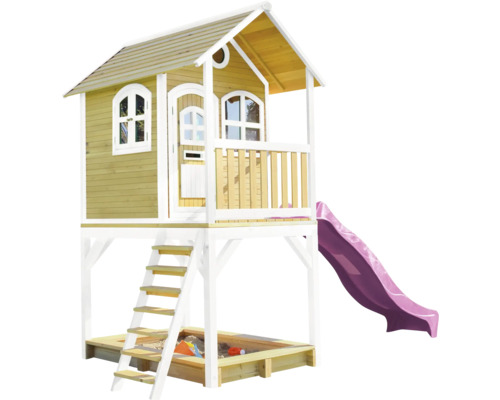 Spielhaus mit Rutsche, Sandkasten und Leiter.