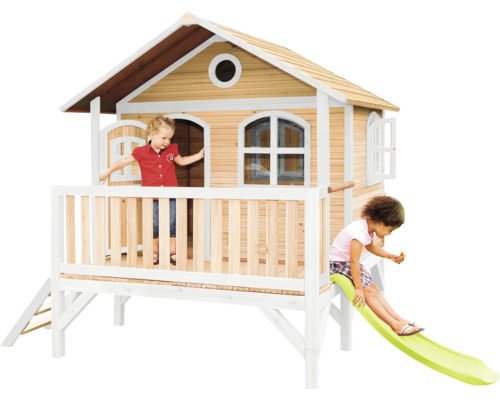 Holzspielhaus mit Rutsche und zwei Kindern beim Spielen