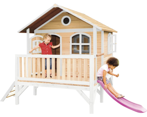 Spielhaus aus Holz mit Rutsche und zwei spielenden Kindern