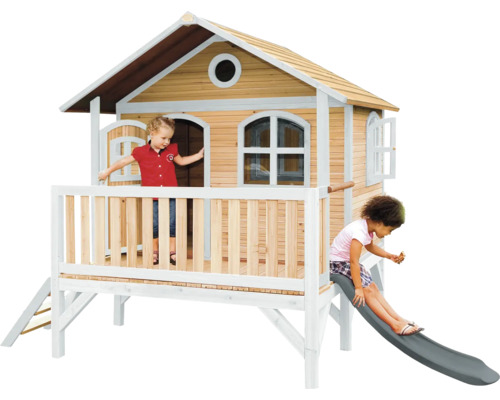 Holzspielhaus mit Rutsche und zwei spielenden Kindern