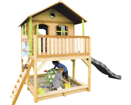 Spielhaus aus Holz mit Sandkasten und Rutsche im Garten mit spielenden Kindern