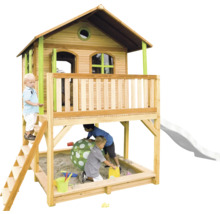 Spielhaus mit Sandkasten und Rutsche für Kinder im Garten