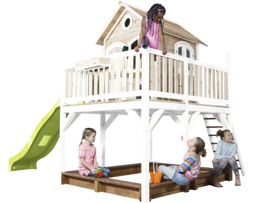 Spielhaus mit Sandkasten, Rutsche und Leiter im Garten