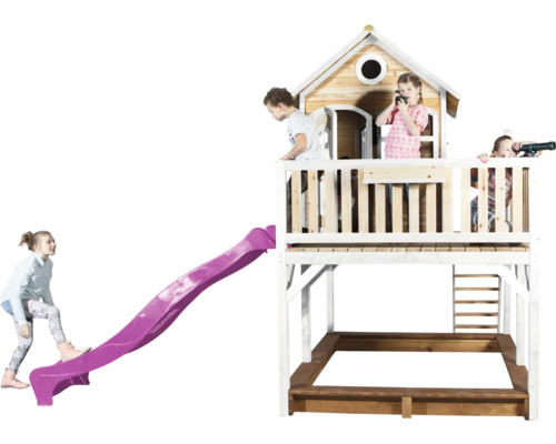 Spielhaus mit Rutsche und Sandkasten mit spielenden Kindern