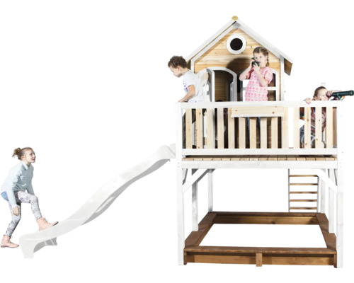 Spielhaus mit Rutsche und Sandkasten mit spielenden Kindern