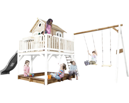 Spielplatz mit Baumhaus, Sandkasten, Rutsche und Schaukel für Kinder