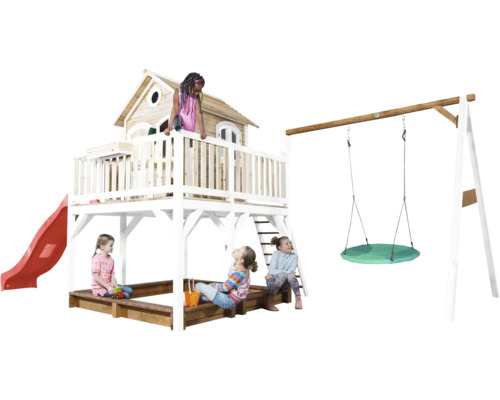 Spielplatz mit Spielhaus, Sandkasten und Schaukel für Kinder