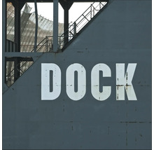 Detailansicht einer metallenen Dockanlage mit Treppen und der Aufschrift DOCK.