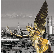 Dekoratives Wandbild mit goldener Statue vor Münchener Stadtansicht und Alpenpanorama