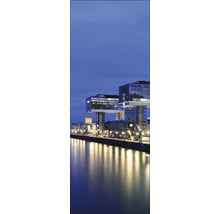 Die Kranhäuser in Köln bei Nacht mit Reflexionen im Wasser
