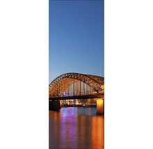 Beleuchtete Brücke bei Nacht über Wasser