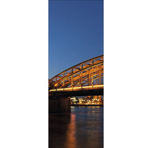 Beleuchtete Brücke bei Nacht über dem Fluss
