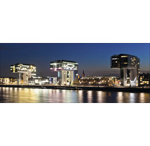 Panoramaansicht von Köln bei Nacht mit Blick auf den Rhein und beleuchtete Gebäude