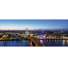 Panorama der abendlichen Kölner Skyline mit Dom und Rheinbrücke