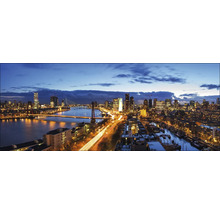 Nachtansicht der beleuchteten Stadt Rotterdam mit Brücken und Wasserstraßen
