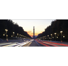 Beleuchtete Straße mit der Siegessäule in Berlin bei Nacht.