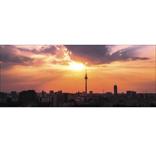 Berliner Stadtbild mit dem Fernsehturm im Abendlicht