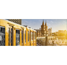 Berliner U-Bahn vor der Oberbaumbrücke
