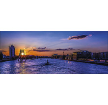 Panoramablick auf Berlin bei Sonnenuntergang mit Spree, Moleküle-Männer-Skulptur und Stadtgebäuden