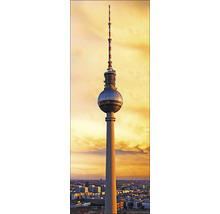 Der Berliner Fernsehturm vor dem Hintergrund eines bewölkten Himmels.