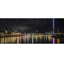 Nachtansicht der Skyline von Düsseldorf mit dem Rheinturm und den Lichtern, die sich im Rhein spiegeln