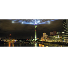 Düsseldorfer Rheinturm bei Nacht mit Lichtern und angrenzender Architektur