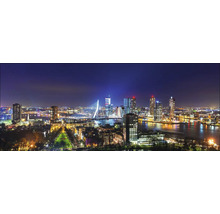 Panoramaaufnahme der Skyline von Rotterdam bei Nacht mit Brücke und beleuchteten Gebäuden