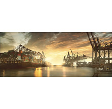 Hafenansicht mit Containerschiffen und Kränen bei Sonnenuntergang