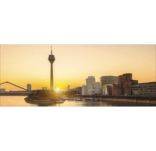 Panorama von Düsseldorf mit Fernsehturm, Brücke und Gebäuden bei Sonnenaufgang