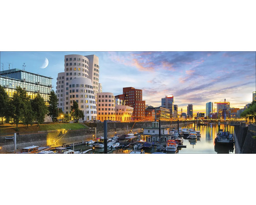 Panoramaansicht des Düsseldorfer Medienhafens mit Gebäuden und Yachthafen bei Sonnenuntergang