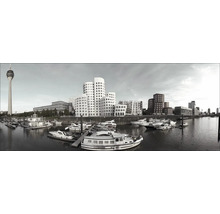 Panorama von Gebäuden und Booten in einem Hafen