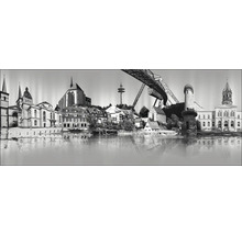 Panoramaansicht der Stadt Wuppertal mit Schwebebahn und Reflexionen im Wasser