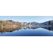 Panoramaaufnahme einer ruhigen Seenlandschaft mit Spiegelung der umliegenden Architektur und Bäume