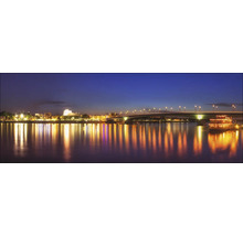 Stadtansicht bei Nacht mit Brücke und Fluss