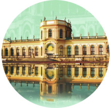 Orangeriegebäude mit Spiegelung im Wasser